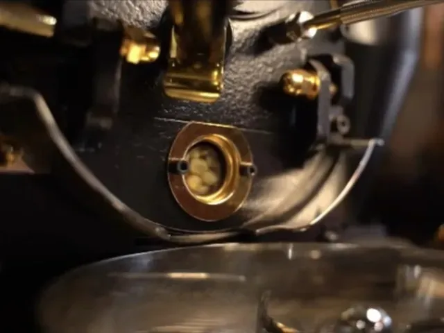 丸いガラス窓から、珈琲の色を確認。