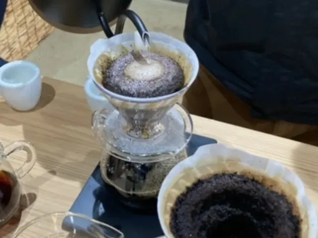 焙煎し立ての珈琲を、ご自身で抽出。